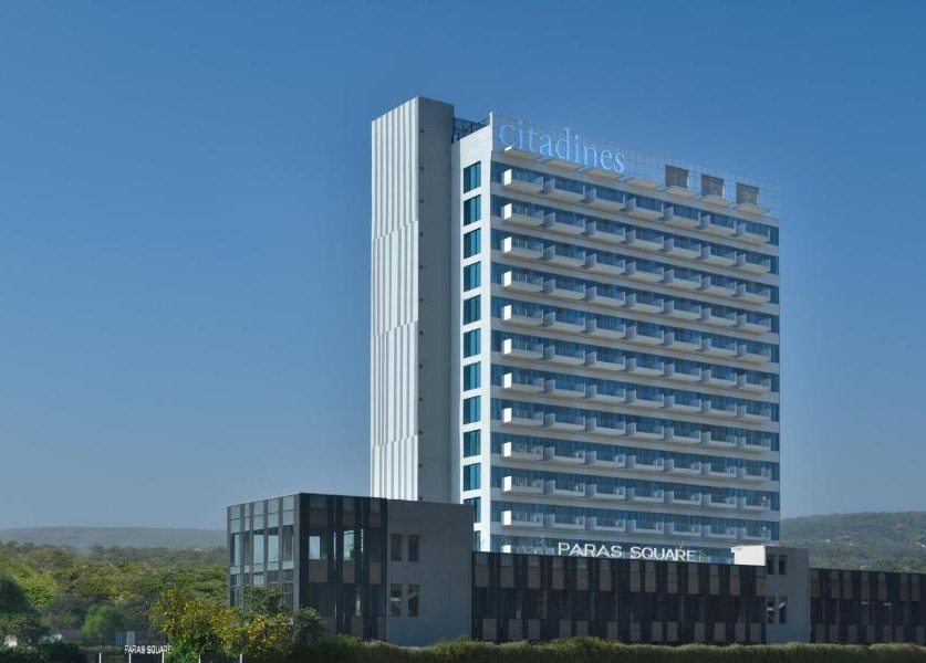 paras-square
